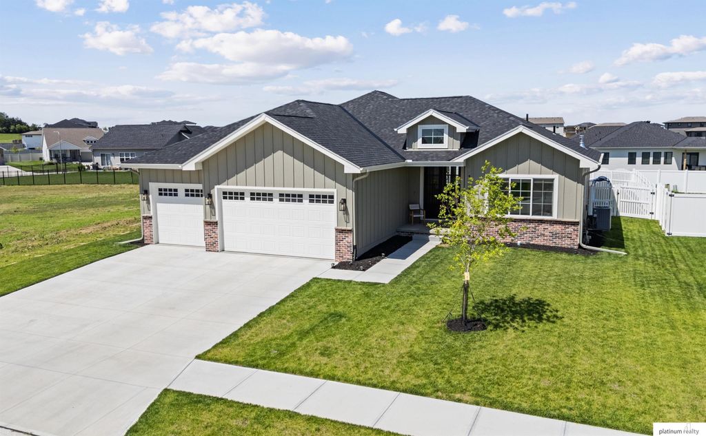 11704 S 119th Street, Papillion, NE 68046