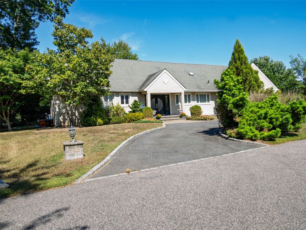 4 Willow Lane, Hewlett Harbor, NY 11557