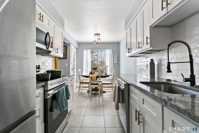 200 Woodmont Avenue APT 121, Bridgeport, CT 06606