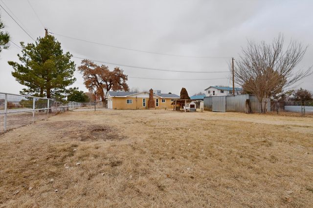 15 Whitehouse Road, Los Lunas, NM 87031