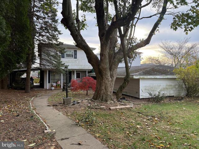 18 E HOWARD ST, Dallastown, PA 17313