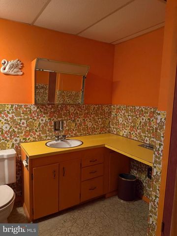 18 E HOWARD ST, Dallastown, PA 17313