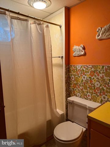 18 E HOWARD ST, Dallastown, PA 17313