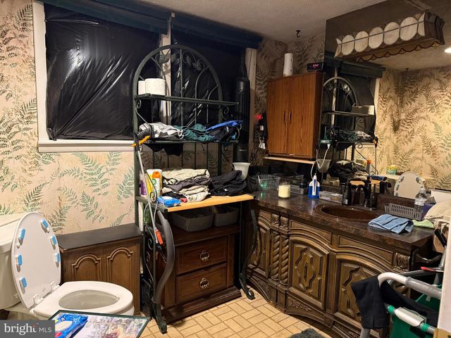 18 E HOWARD ST, Dallastown, PA 17313