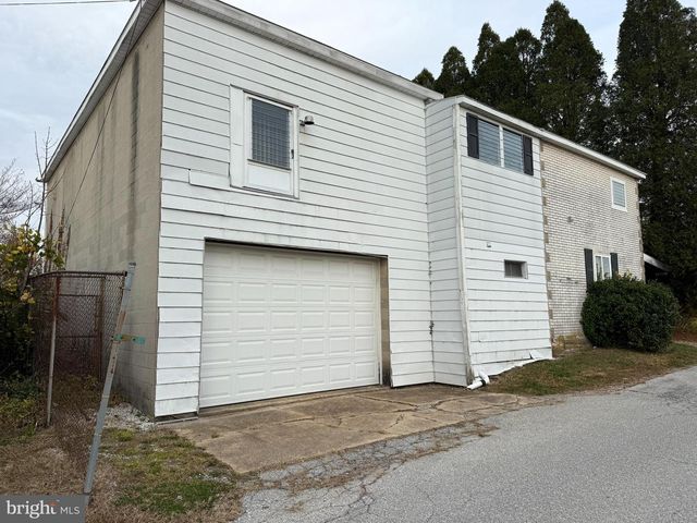 18 E HOWARD ST, Dallastown, PA 17313