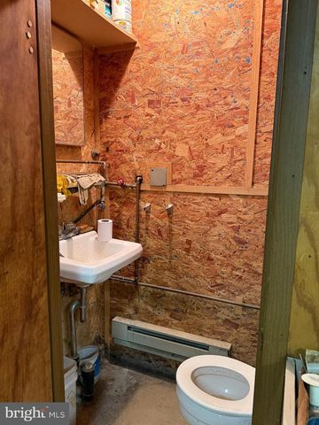 18 E HOWARD ST, Dallastown, PA 17313