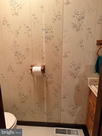 18 E HOWARD ST, Dallastown, PA 17313