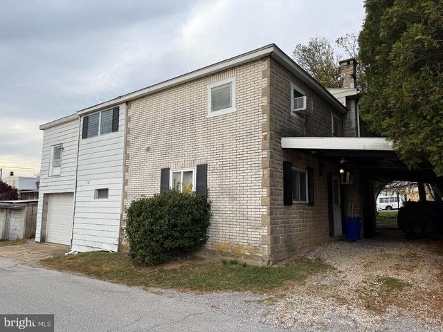 18 E HOWARD ST, Dallastown, PA 17313
