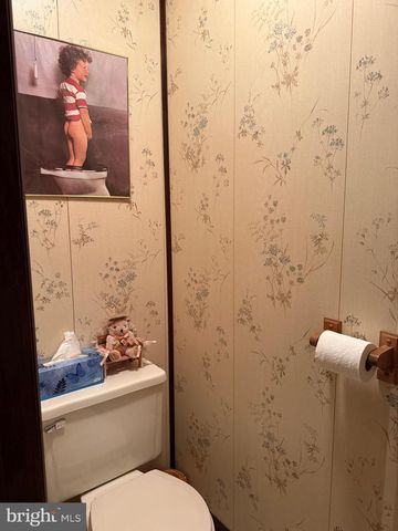 18 E HOWARD ST, Dallastown, PA 17313