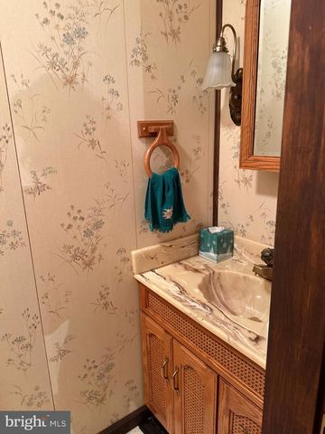 18 E HOWARD ST, Dallastown, PA 17313