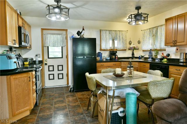 2130 Parkman Road NW, Warren, OH 44485