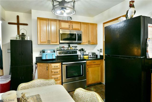 2130 Parkman Road NW, Warren, OH 44485
