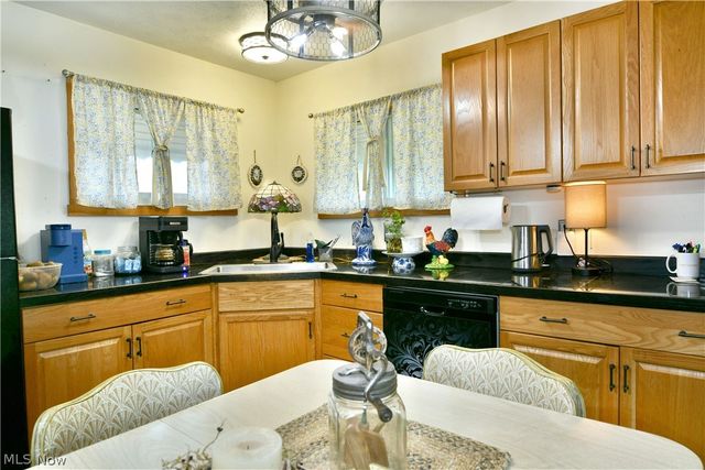2130 Parkman Road NW, Warren, OH 44485