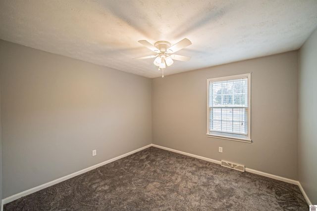 442 Whispering Oaks Loop, Mayfield, KY 42066