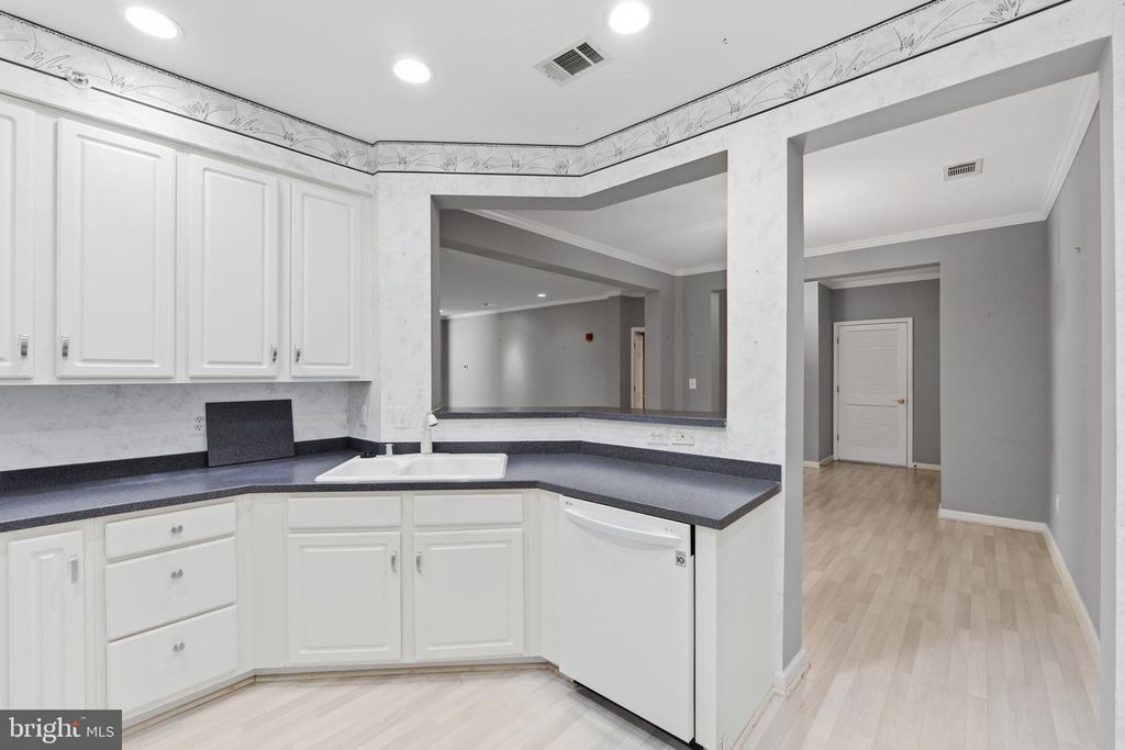 Image 12 of property listing at 311 HIGH GABLES DR #404, Gaithersburg, MD 20878