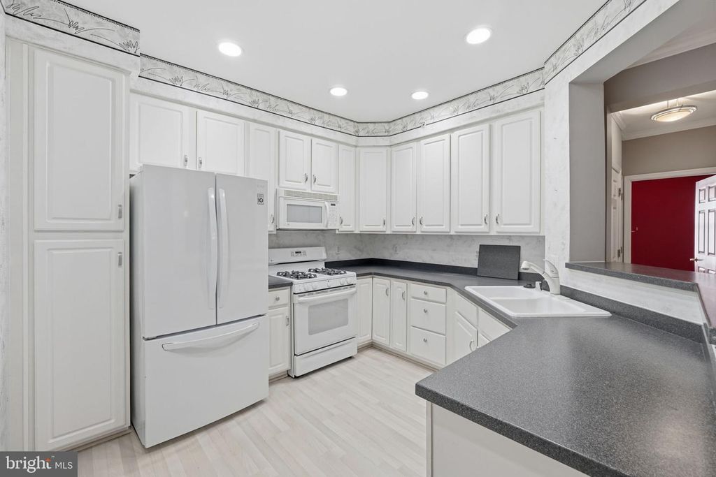 Image 13 of property listing at 311 HIGH GABLES DR #404, Gaithersburg, MD 20878