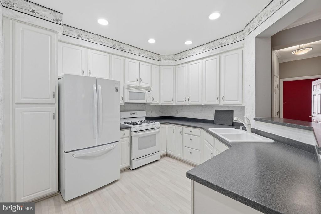 Image 14 of property listing at 311 HIGH GABLES DR #404, Gaithersburg, MD 20878
