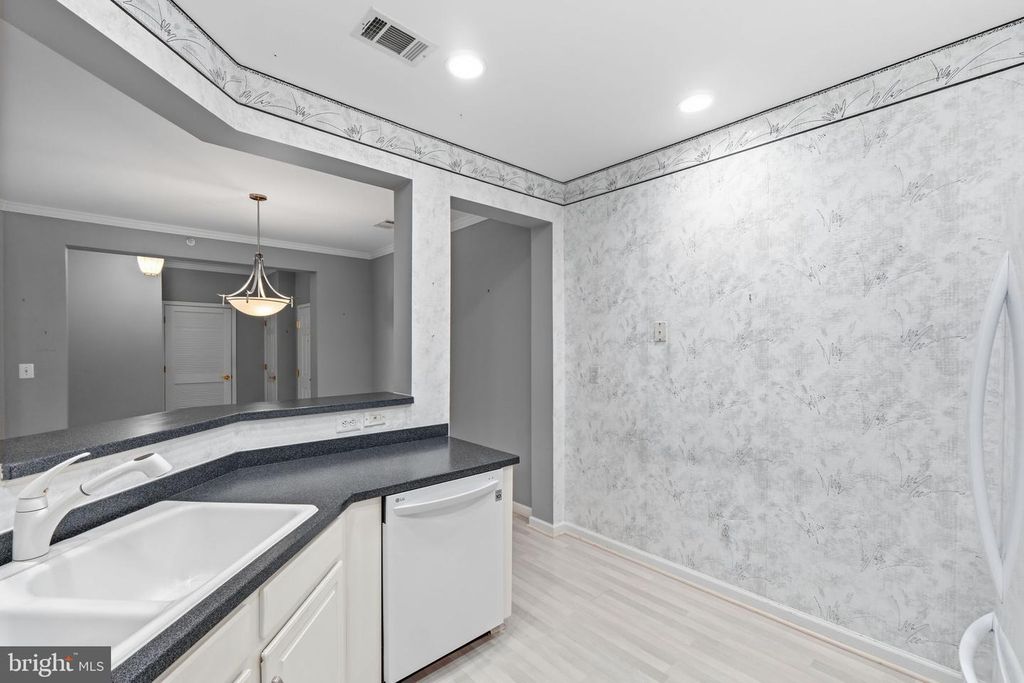 Image 15 of property listing at 311 HIGH GABLES DR #404, Gaithersburg, MD 20878