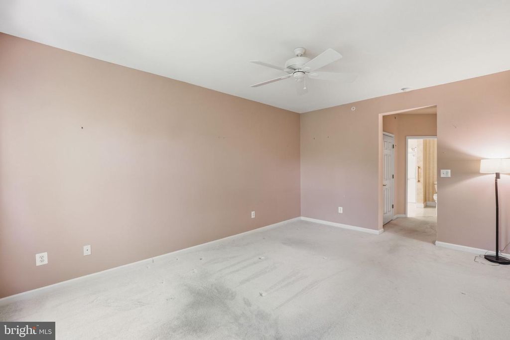Image 16 of property listing at 311 HIGH GABLES DR #404, Gaithersburg, MD 20878