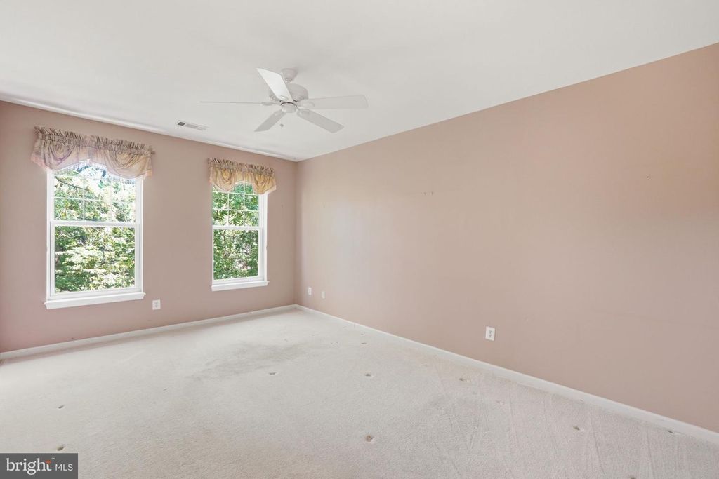 Image 18 of property listing at 311 HIGH GABLES DR #404, Gaithersburg, MD 20878