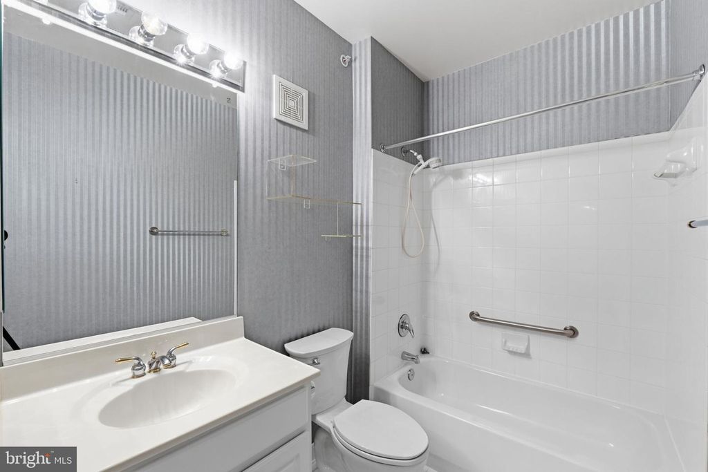 Image 23 of property listing at 311 HIGH GABLES DR #404, Gaithersburg, MD 20878