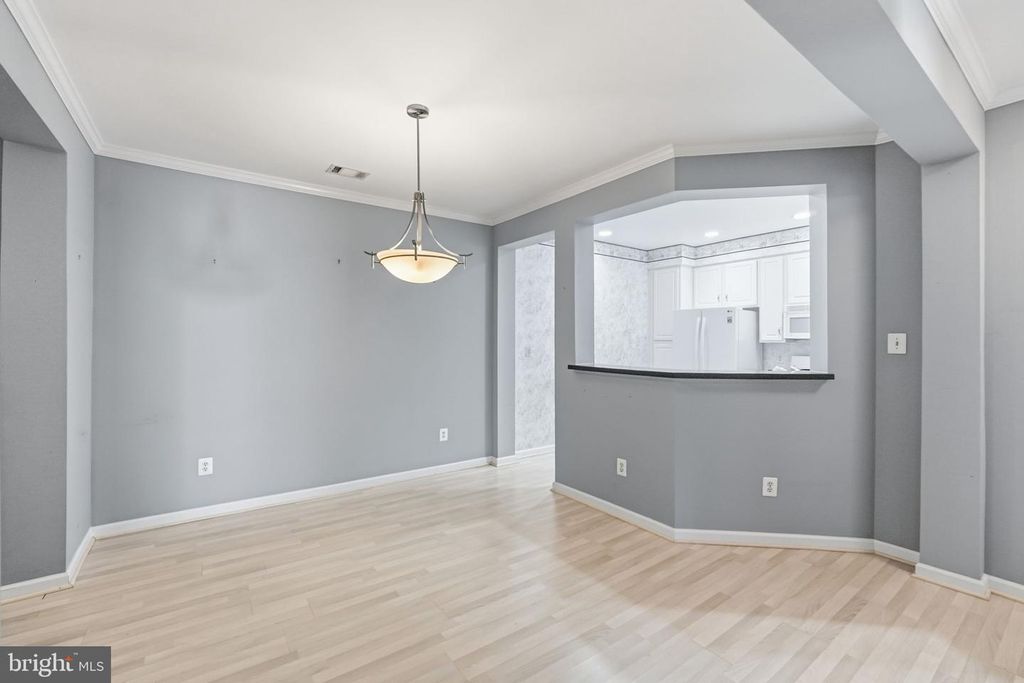 Image 4 of property listing at 311 HIGH GABLES DR #404, Gaithersburg, MD 20878