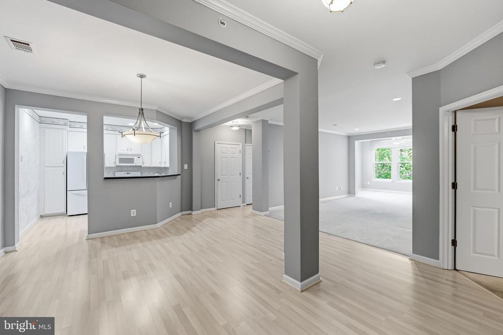 Image 5 of property listing at 311 HIGH GABLES DR #404, Gaithersburg, MD 20878