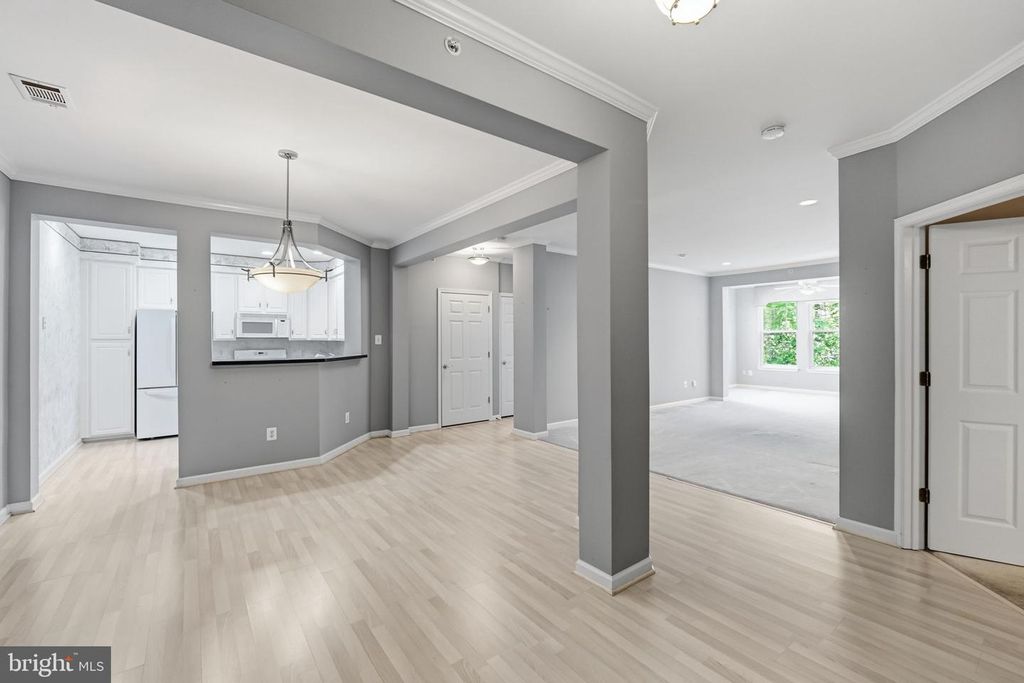Image 9 of property listing at 311 HIGH GABLES DR #404, Gaithersburg, MD 20878