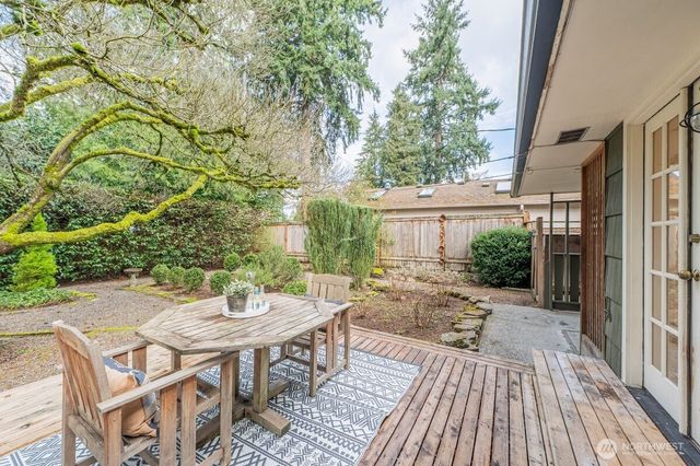 8805 27th Avenue NE, Seattle, WA 98115