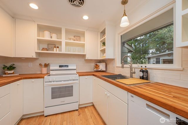 8805 27th Avenue NE, Seattle, WA 98115