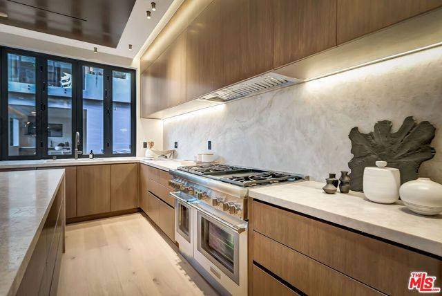 13221 Hesby Street, Sherman Oaks, CA 91423