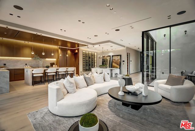 13221 Hesby Street, Sherman Oaks, CA 91423