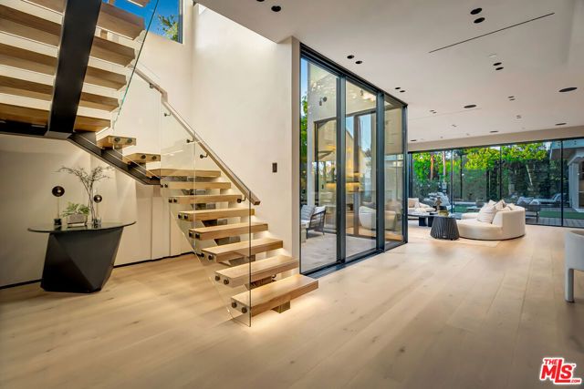 13221 Hesby Street, Sherman Oaks, CA 91423