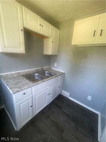 490 Kenwood Drive J, Euclid, OH 44123