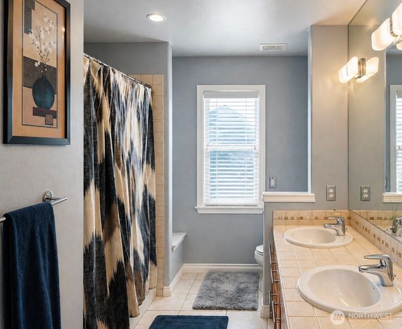 1750 Pointe Woodworth Drive NE, Tacoma, WA 98422