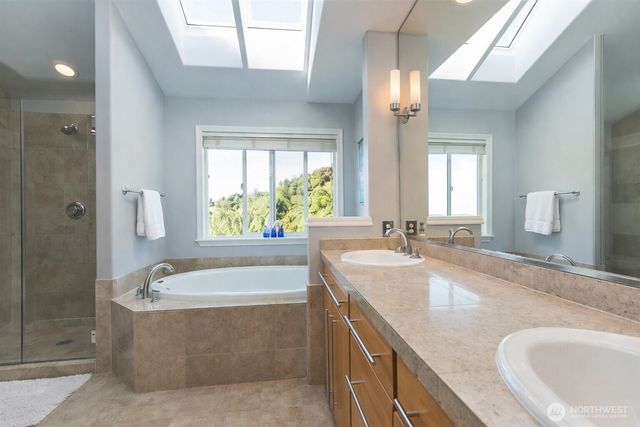 1750 Pointe Woodworth Drive NE, Tacoma, WA 98422