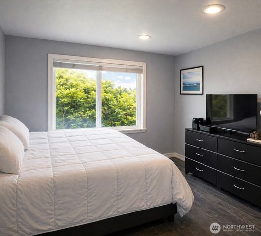 1750 Pointe Woodworth Drive NE, Tacoma, WA 98422
