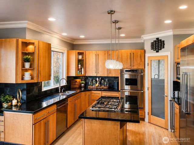 1750 Pointe Woodworth Drive NE, Tacoma, WA 98422