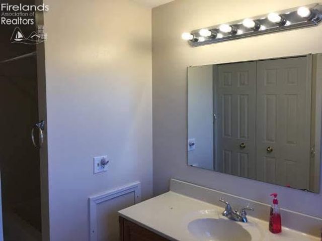 48903 North Ridge Road, Amherst, OH 44001