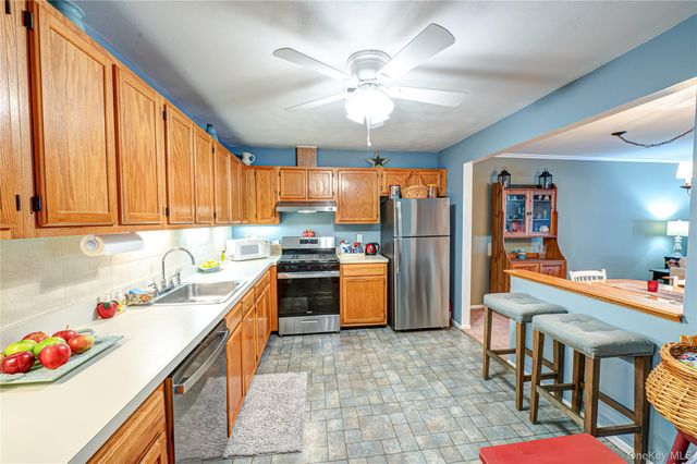 82 Leeward Court, Port Jefferson, NY 11777