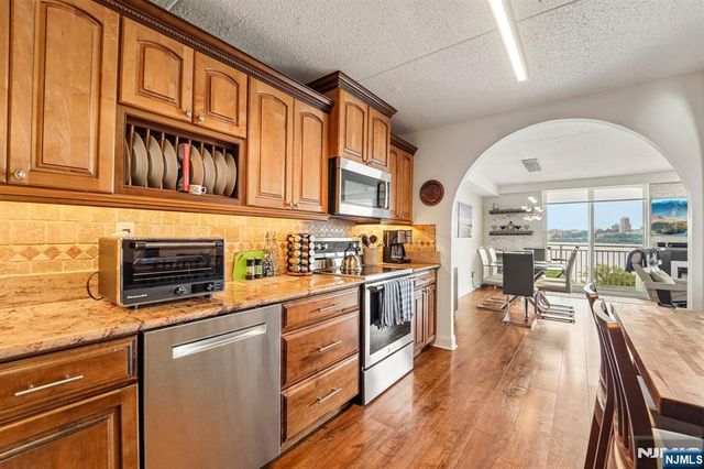 1077 River Road 903, Edgewater, NJ 07020