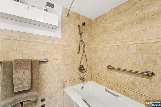 1077 River Road 903, Edgewater, NJ 07020