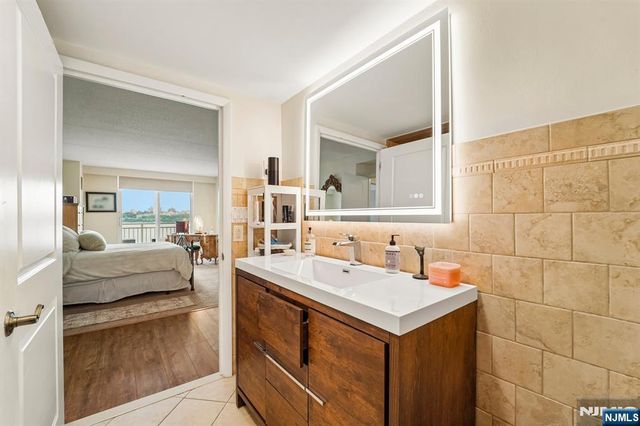 1077 River Road 903, Edgewater, NJ 07020