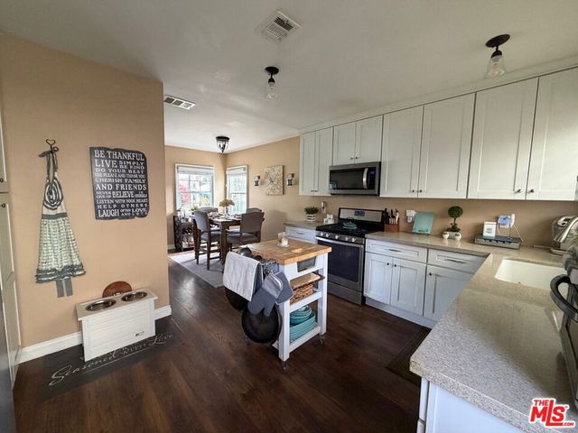 7713 Genesta Avenue, Lake Balboa, CA 91406