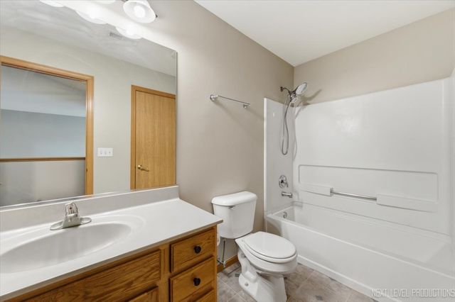 305 Thornwood Way C, South Elgin, IL 60177