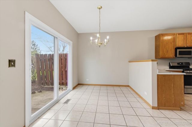 305 Thornwood Way C, South Elgin, IL 60177