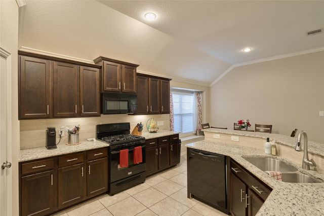 655 Oak Circle Drive E, Conroe, TX 77301