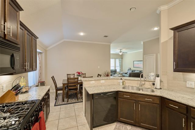 655 Oak Circle Drive E, Conroe, TX 77301