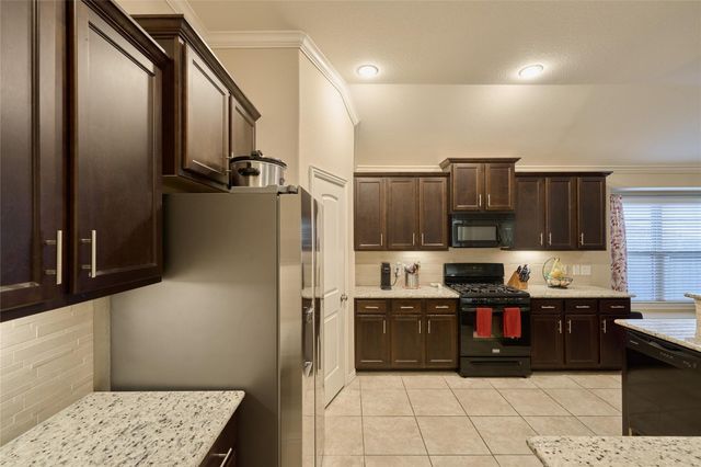655 Oak Circle Drive E, Conroe, TX 77301