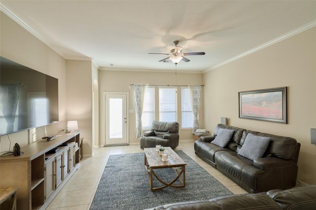 655 Oak Circle Drive E, Conroe, TX 77301